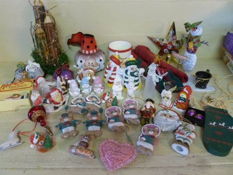 lot 180 image: Christmas Decorations