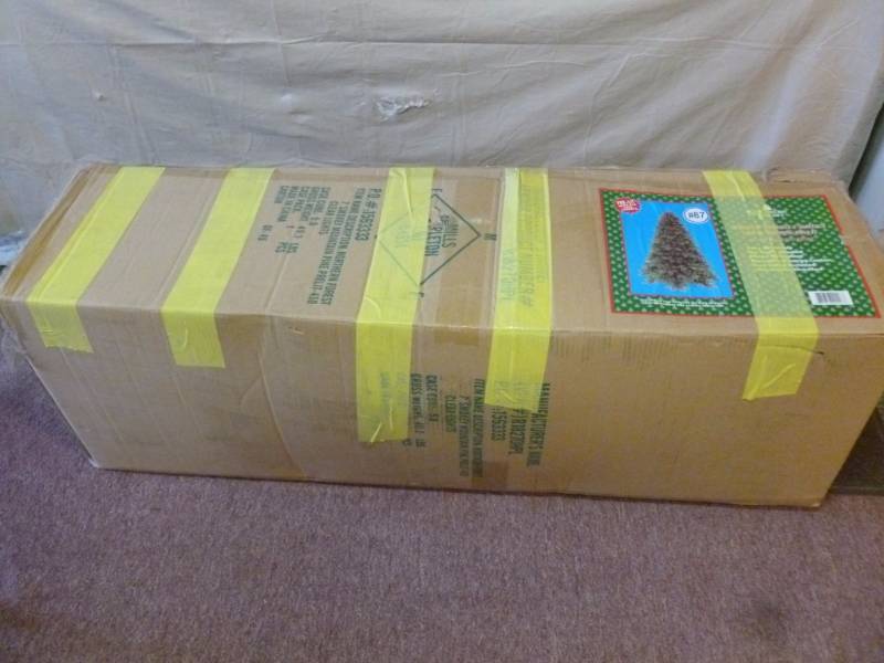 lot 181 image: Pre - Lit Christmas Tree