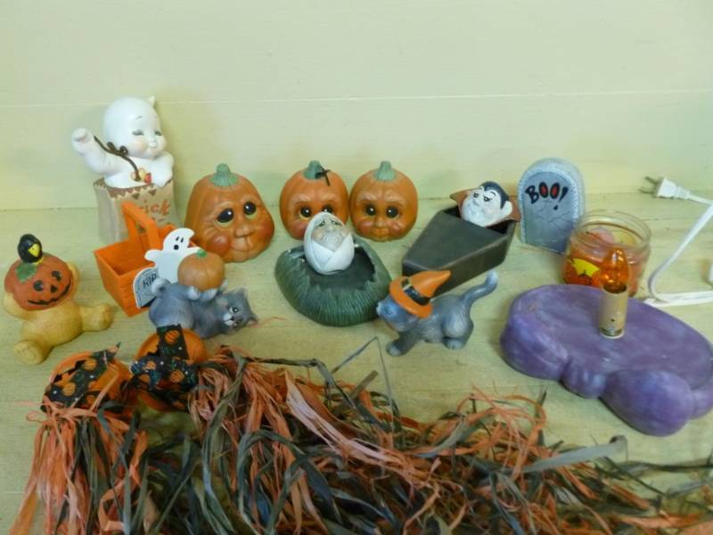 lot 182 image: Halloween Items