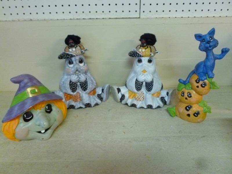 lot 184 image: Halloween Items