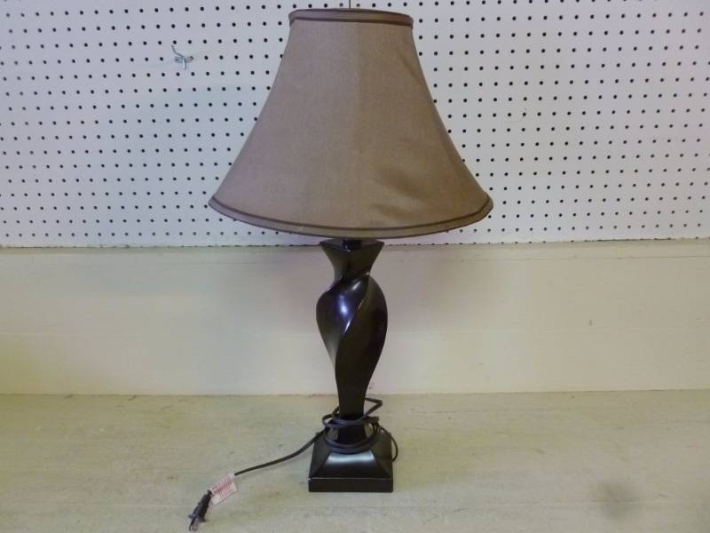 lot 206 image: Lamp