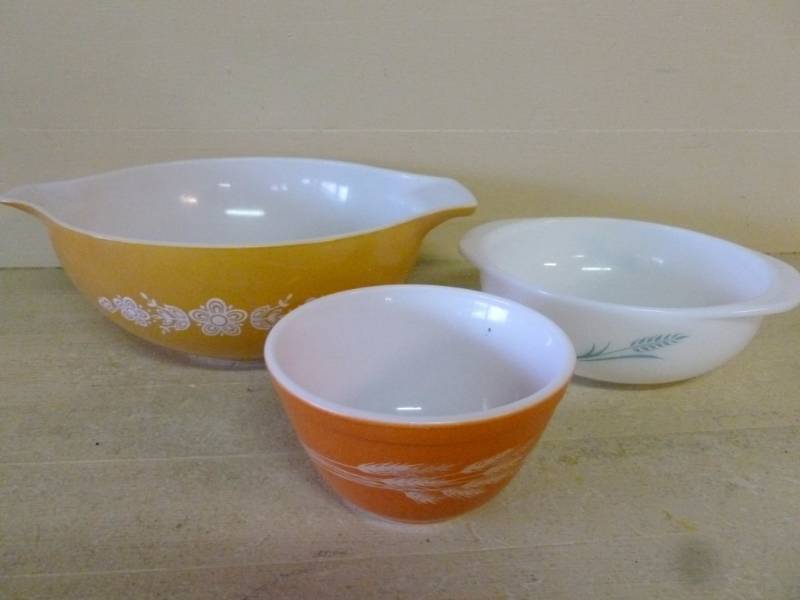 lot 262 image: Vintage Pyrex Bowls