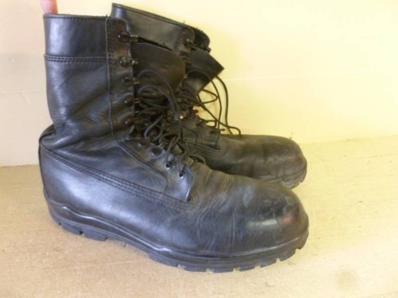 lot 283 image: Military Boots