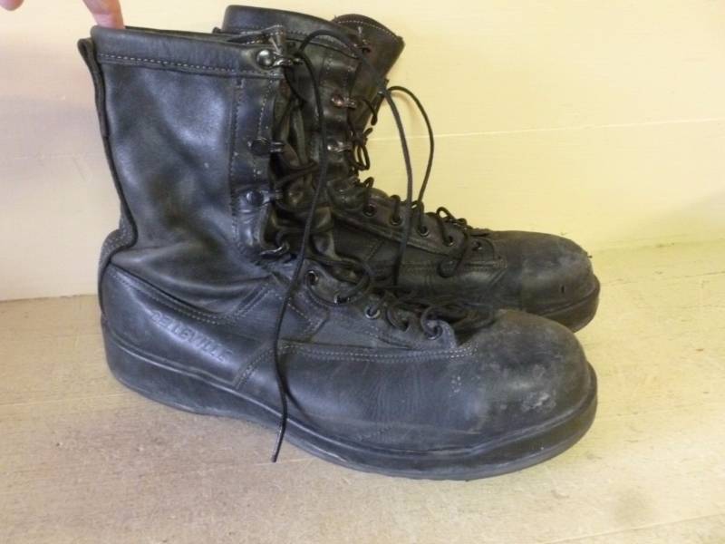 lot 284 image: Military Boots