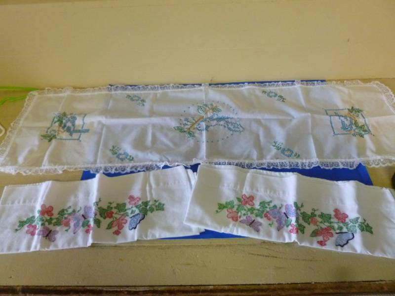 lot 292 image: Embroidered Pillow Cases