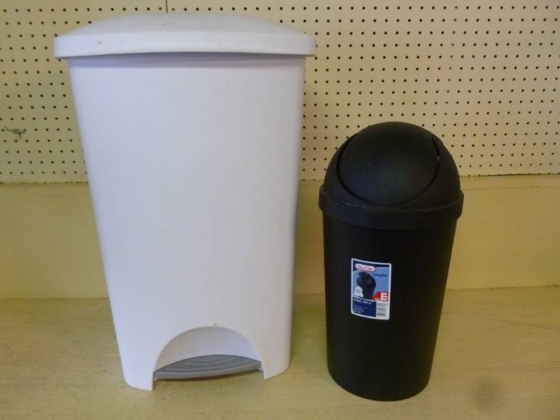 lot 321 image: Garbage Cans