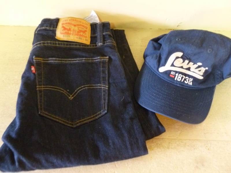 lot 333 image: Womens Levi Jeans