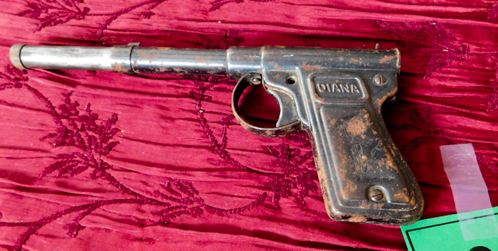 lot 200 image: vintage Diana bb gun pistol missing the plug end that keeps the bbs inside