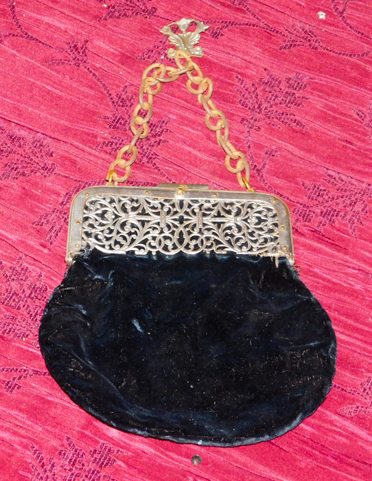 lot 207 image: vintage ladies handbag with some very nice metalwork