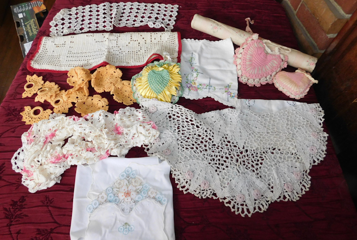 lot 210 image: lot of decorative linens