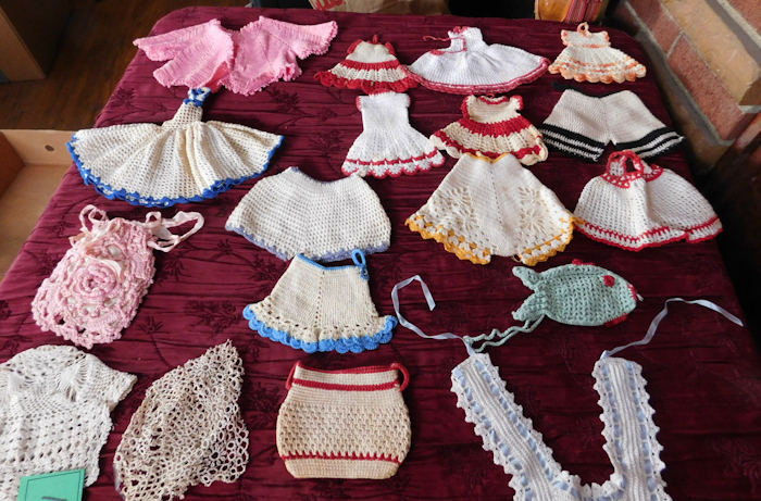 lot 211 image: 18 vintage baby or doll knit clothing items and a couple small bags