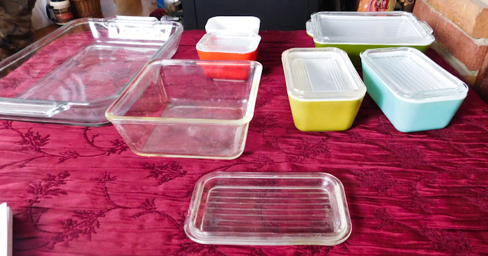 lot 20 image: several pyrex dish containers some with covers please see photos