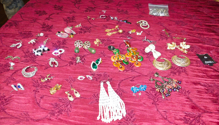 lot 21 image: approx 30 pair of earrings