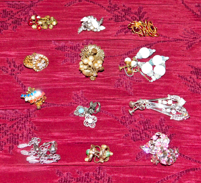 lot 23 image: 12 pair of earrings see photos