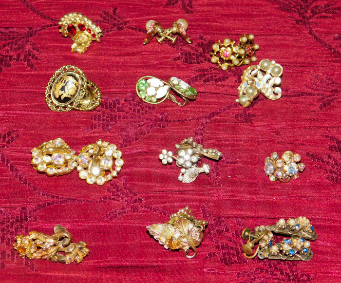 lot 24 image: 12 pair of earrings see photos