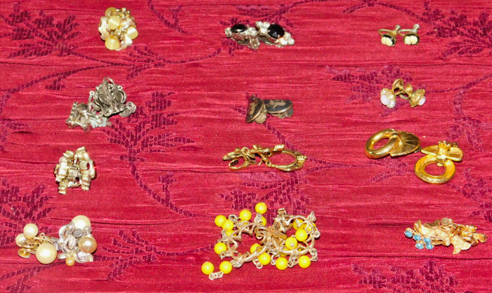 lot 25 image: 12 pair of earrings see photos