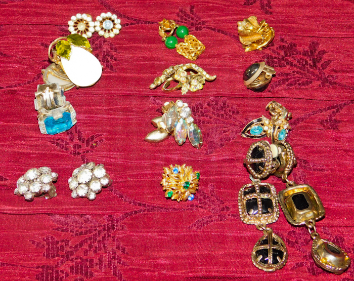 lot 26 image: 12 pair of earrings see photos