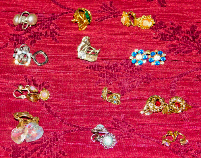 lot 27 image: 12 pair of earrings see photos
