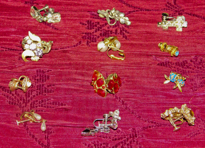 lot 28 image: 12 pair of earrings see photos