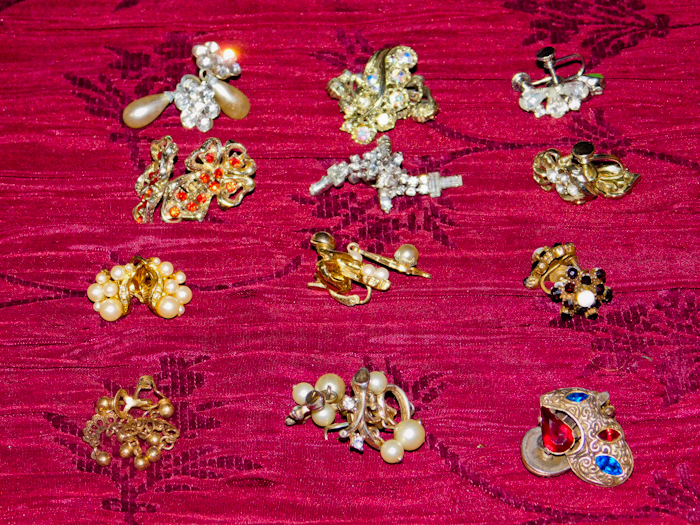 lot 29 image: 12 pair of earrings see photos