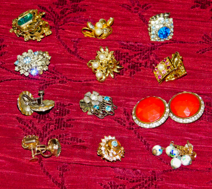 lot 32 image: 12 pair of earrings see photos