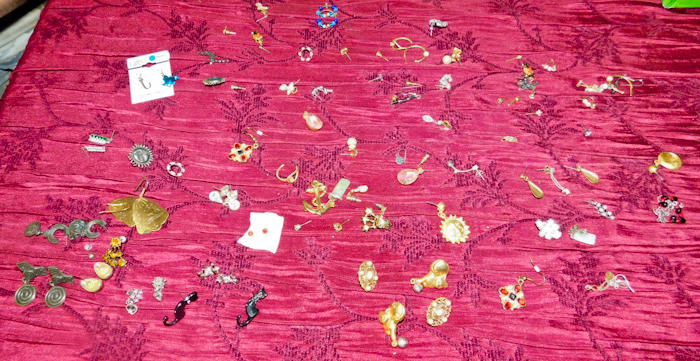 lot 33 image: large lot of misc jewelry pieces