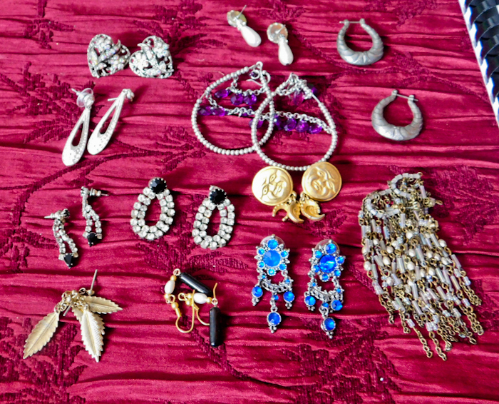 lot 34 image: 12 pair of earrings see photos