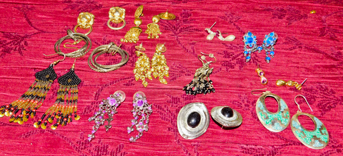 lot 35 image: 12 pair of earrings see photos