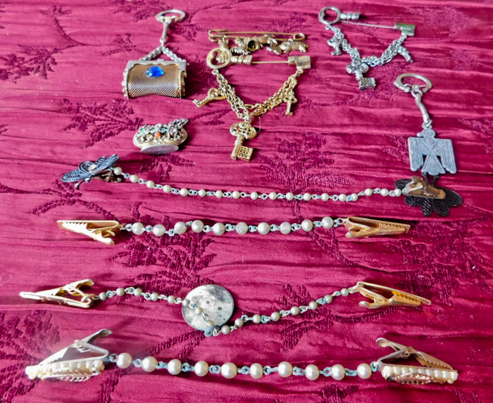 lot 36 image: 4 vintage sweater clips thunderbird keychain and a few pins