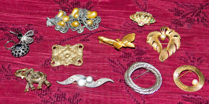 lot 38 image: 10 vintage jewelry pins