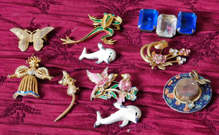 lot 39 image: 10 jewelry pins