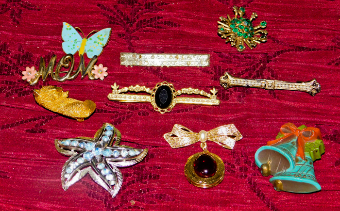 lot 40 image: 10 jewelry pins