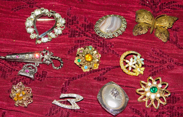 lot 42 image: 10 jewelry pins
