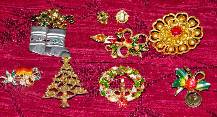 lot 45 image: christmas jewelry pins