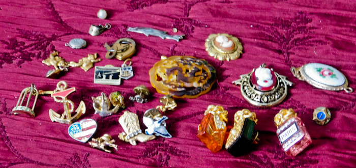 lot 48 image: several pieces of jewelry pins brooches please see photos