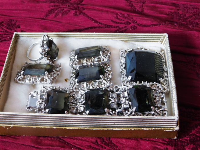 lot 49 image: jewelry set bracelet ring brooch and three earrings