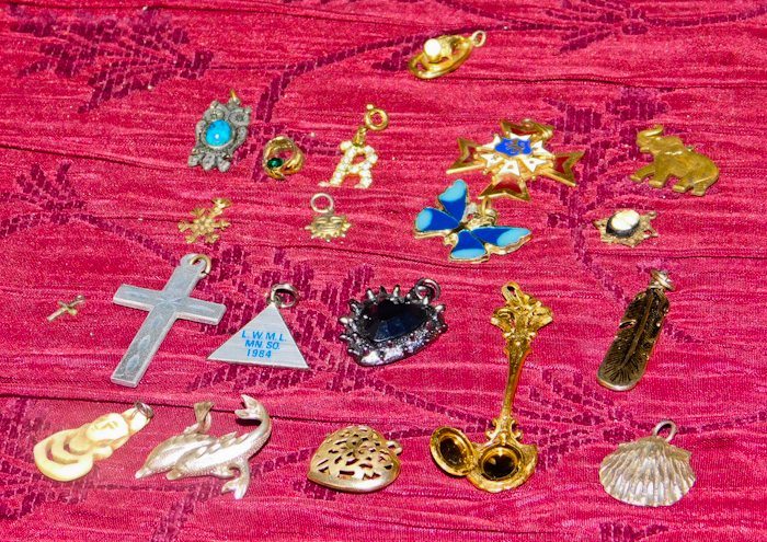 lot 52 image: lot of jewelry pendants