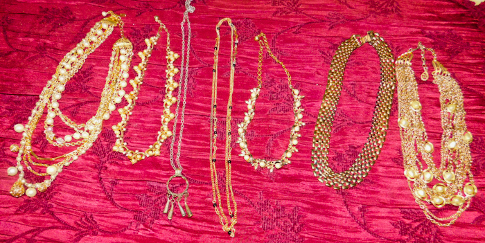 lot 73 image: 7 costume jewelry necklaces