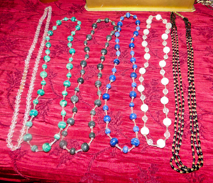 lot 74 image: 6 costume jewelry necklaces