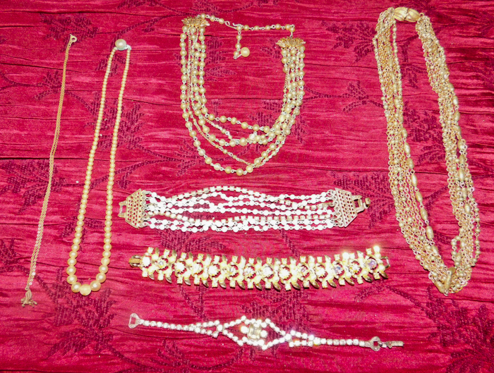 lot 77 image: 4 necklaces and 3 bracelets mostly gold tone