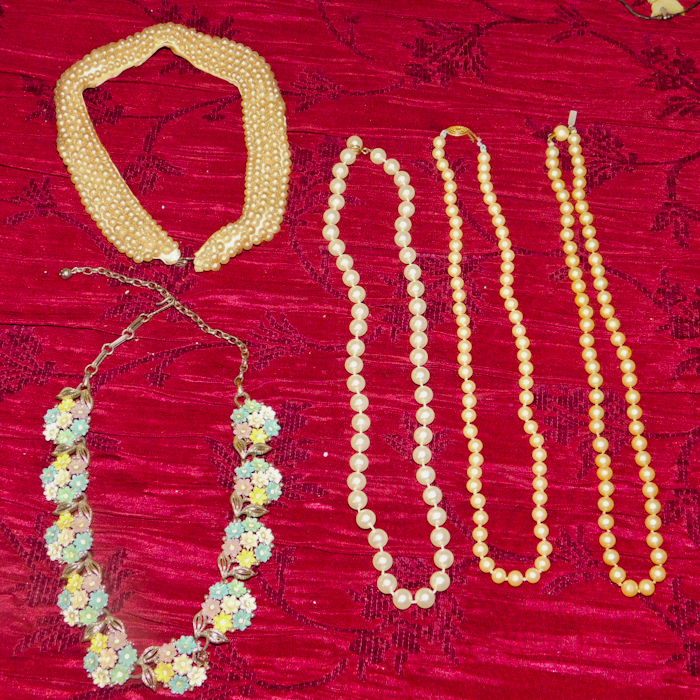 lot 79 image: 4 necklaces and a beaded chokercollar