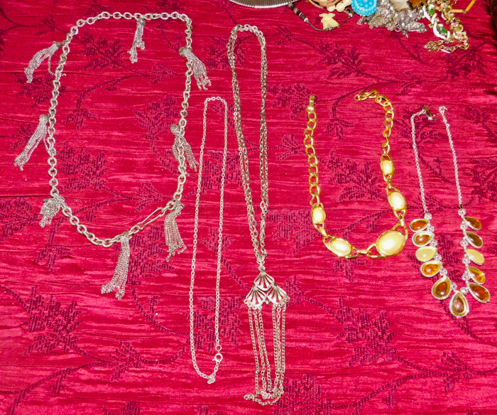 lot 84 image: 5 costume jewelry necklaces