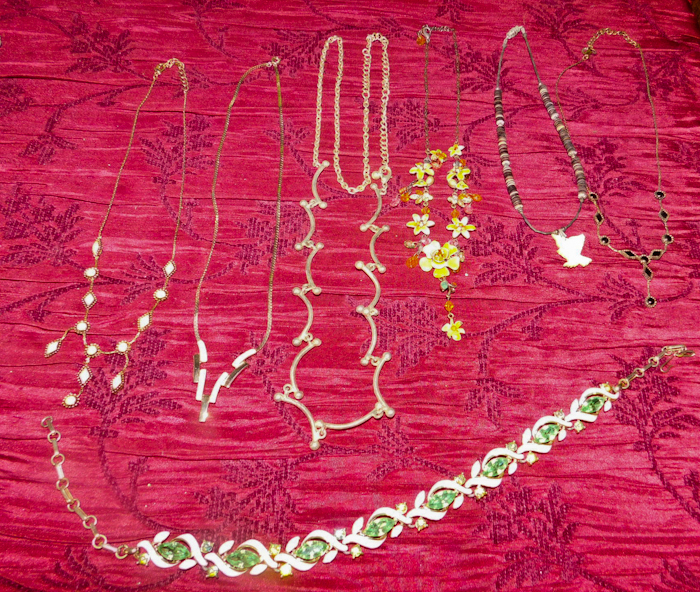 lot 86 image: 6 necklaces costume jewelry please see photos