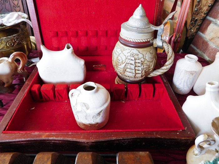 lot 103 image: several collectible decorative items