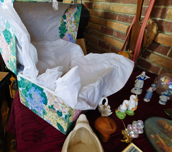 lot 104 image: several collectible decorative items