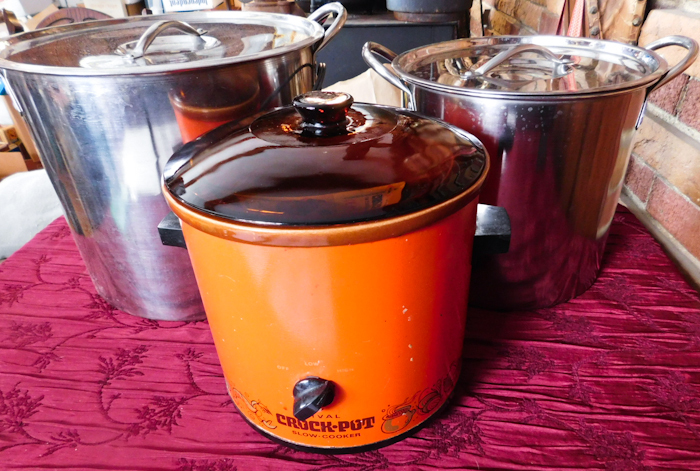 lot 98 image: kitchen items crock pot and more