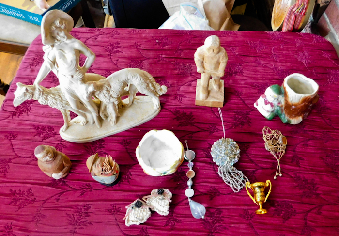 lot 105 image: lot of decorative figurines