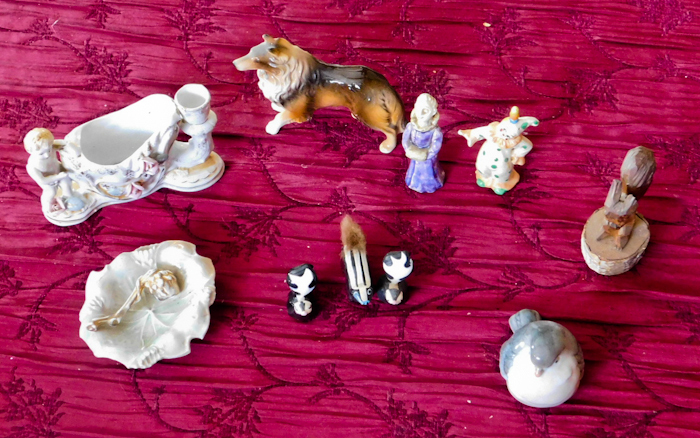 lot 117 image: collection of small  collectible items