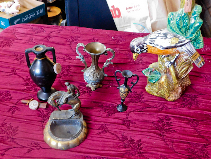 lot 107 image: vintage decorative items