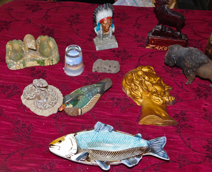 lot 108 image: vintage decorative Western themed items